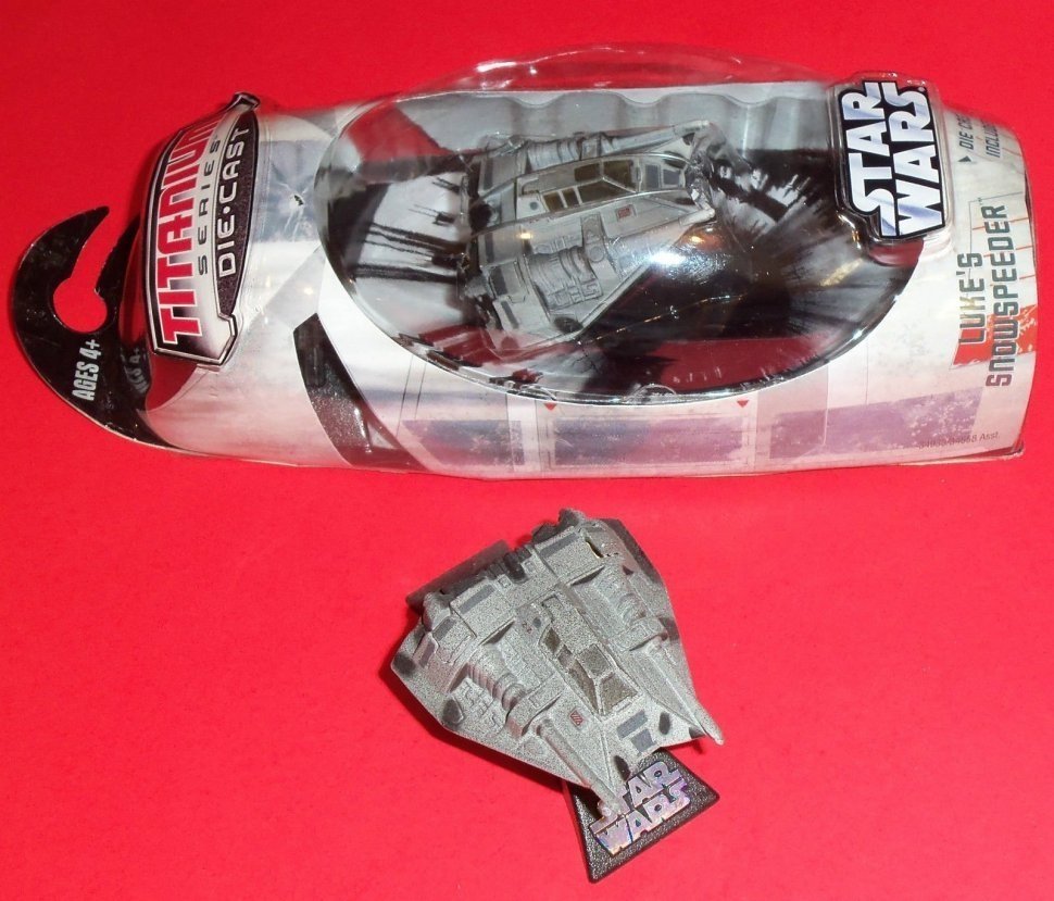 Фигурка Hasbro Star Wars LUKE'S BATTLE DAMAGED SNOWSPEEDER